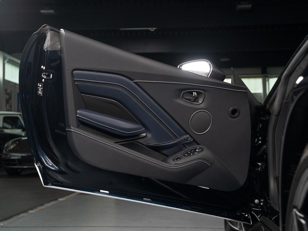 Aston Martin V12 Vantage