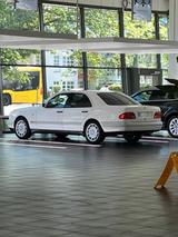 Mercedes-Benz Sehr gut gefleht.probefahrt möglich. - gebrauchte Mercedes-Benz E 200 aus dem Jahr 1996