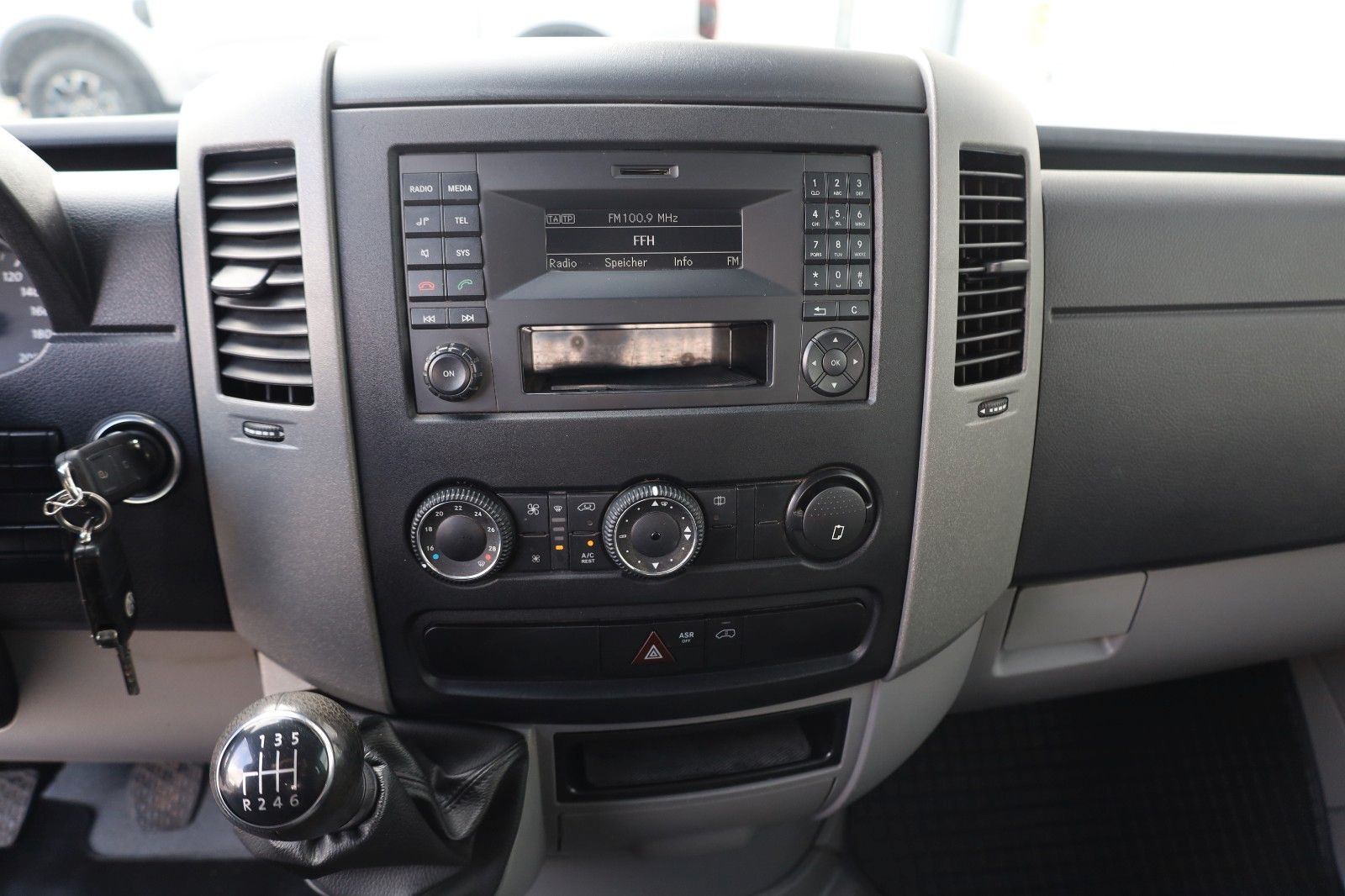 Fahrzeugabbildung Volkswagen Crafter Pritsche 35 mittel L2 Doppelkabine Klima