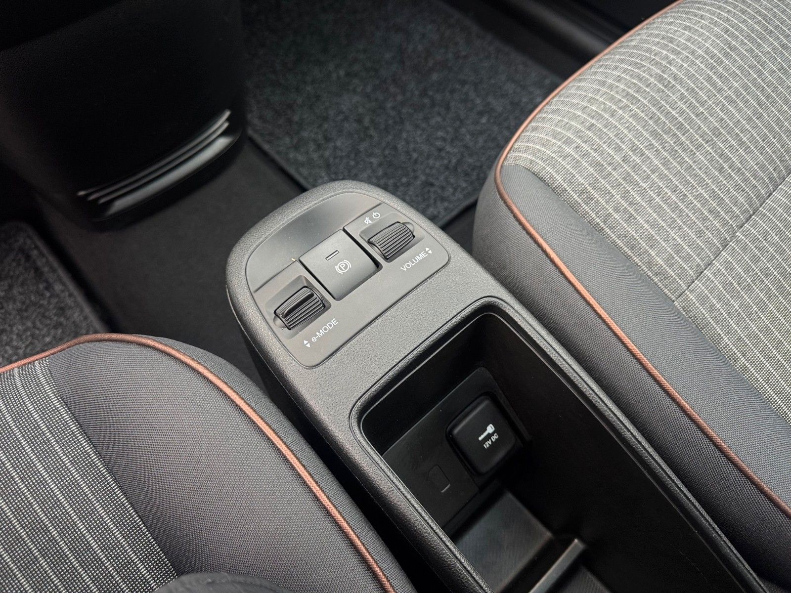 Fahrzeugabbildung Fiat 500e ICON NAVI KAMERA SITZHEIZUNG CARPLAY GLASDA