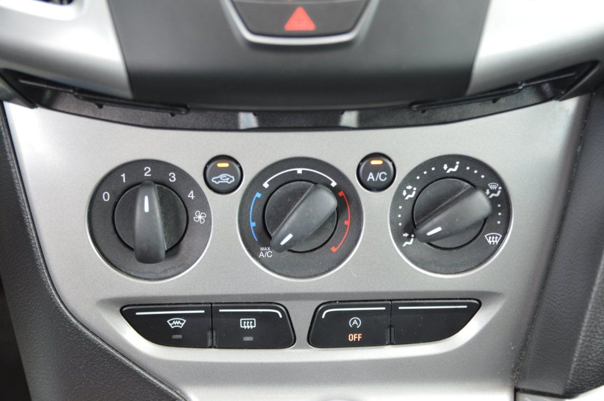 Fahrzeugabbildung Ford Focus Turnier   Trend SHZ Frontscheibenheizung