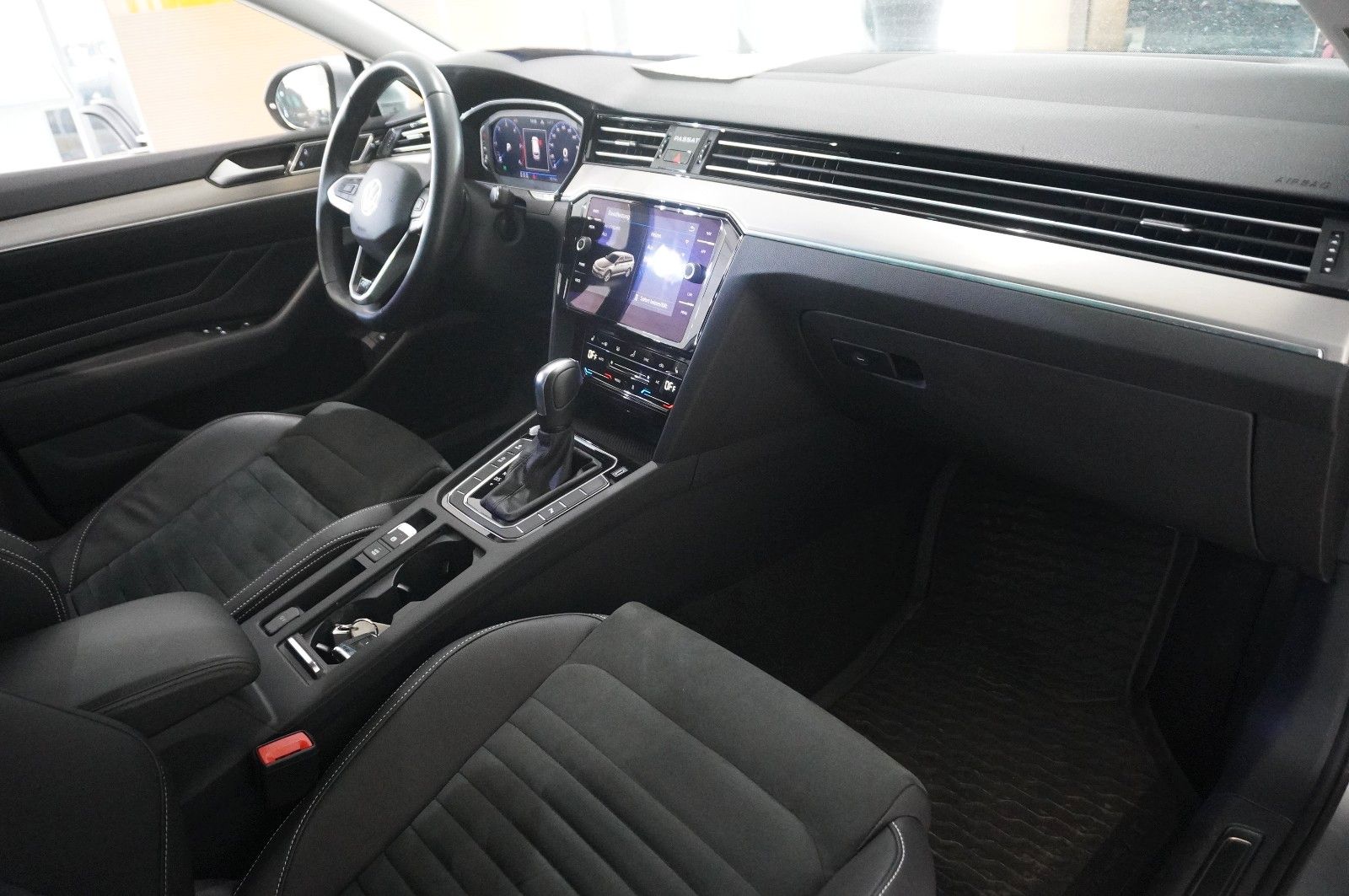 Fahrzeugabbildung Volkswagen Passat VARI. 2.0D R-LINE 4M NAVI/LED/KAMERA/AHK