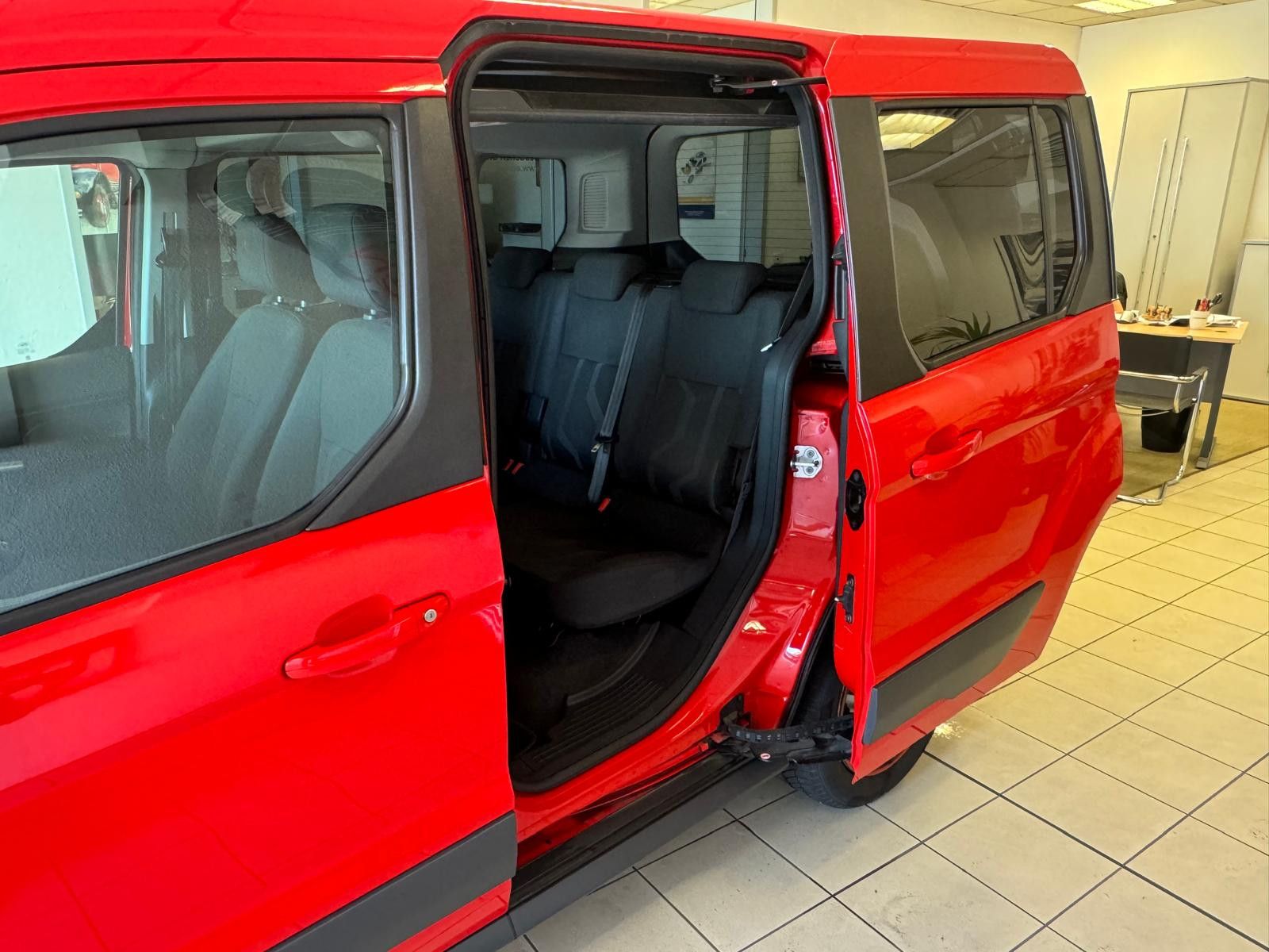 Fahrzeugabbildung Ford Tourneo Connect / KLIMA / PDC / WINTERPAKET