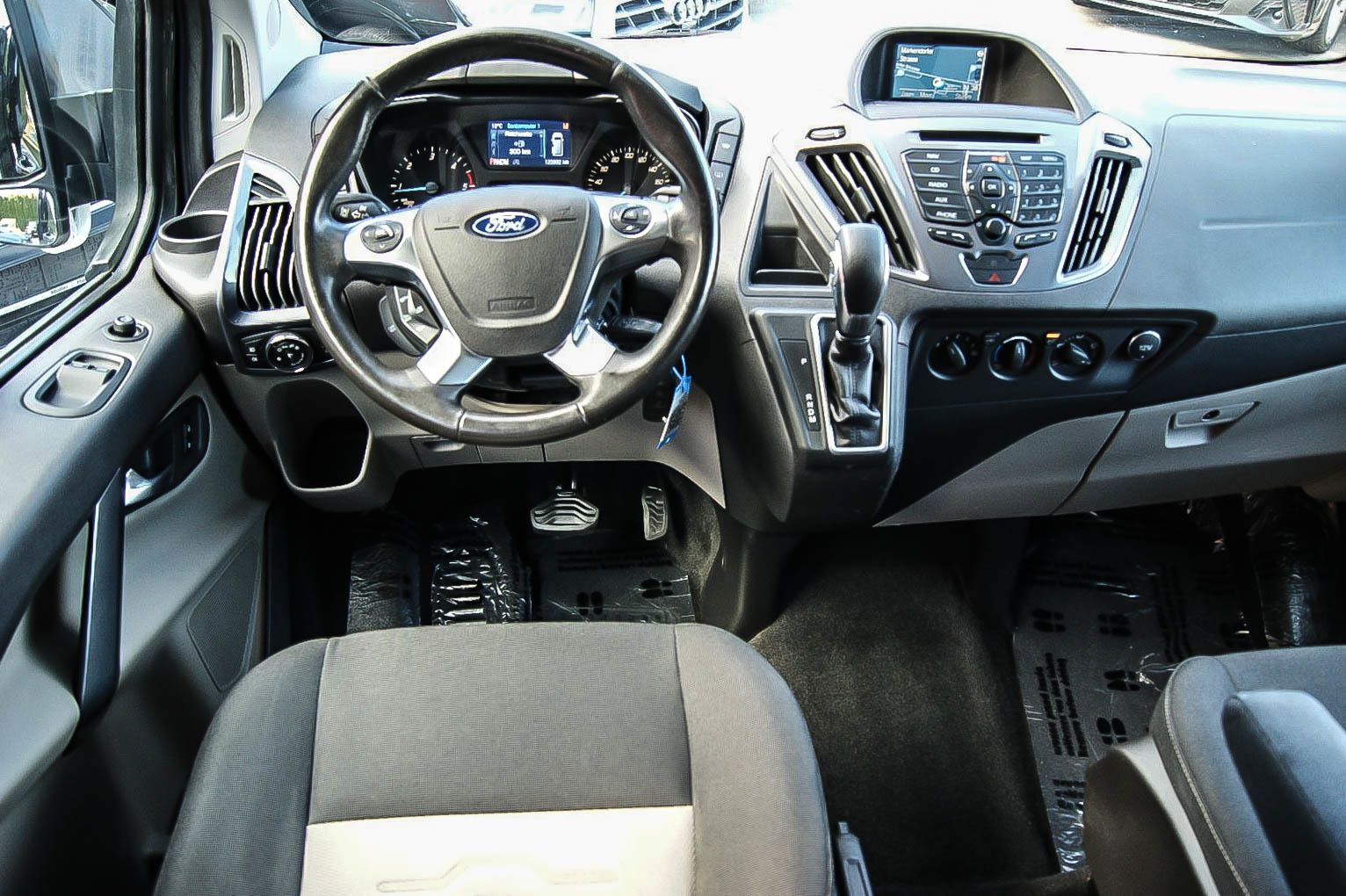 Fahrzeugabbildung Ford Tourneo Custom 2.0TDCi Auto 8-SITZE NAVI 1.HAND