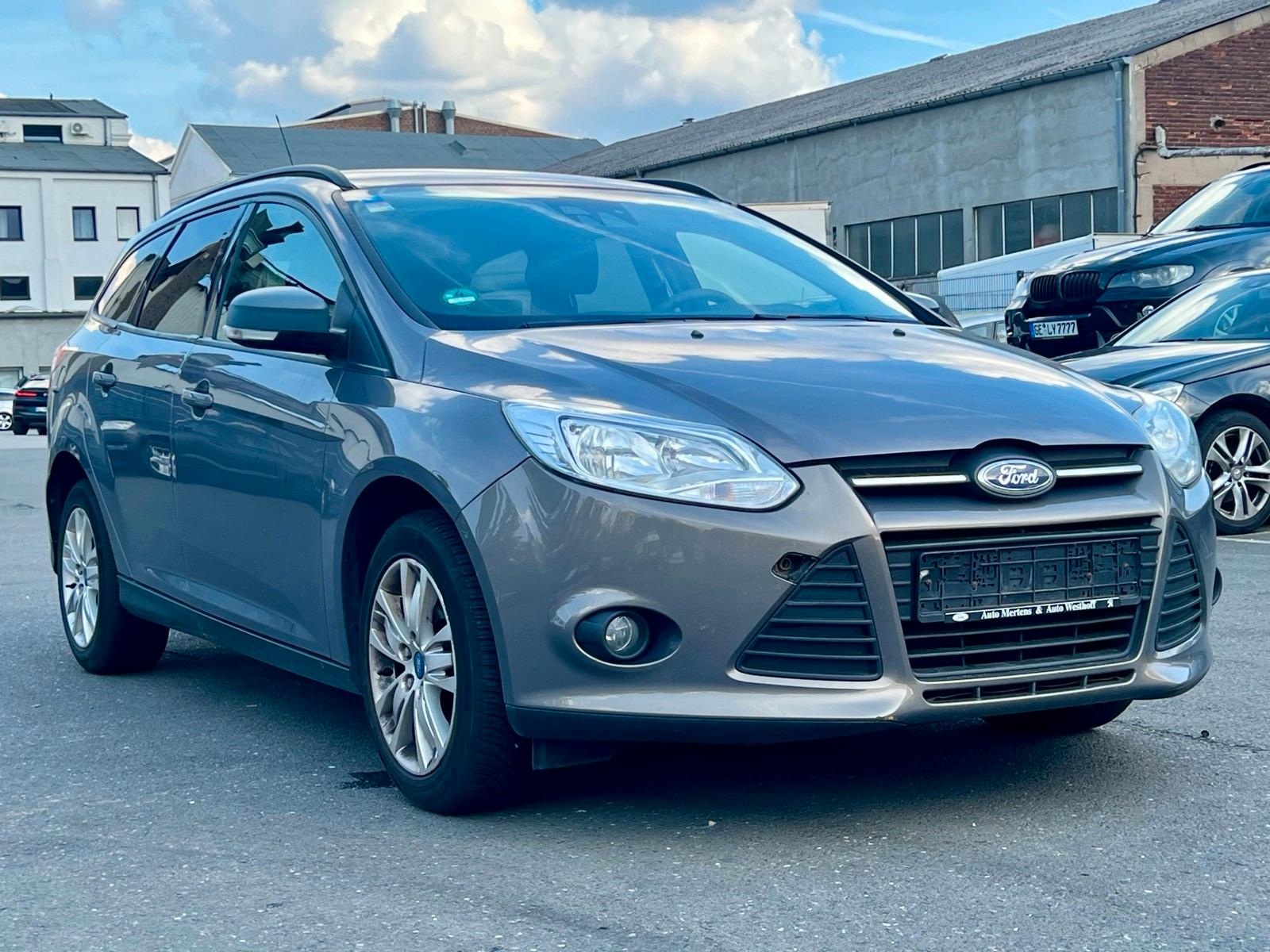 Ford Focus 2011 — вигляд ззаду