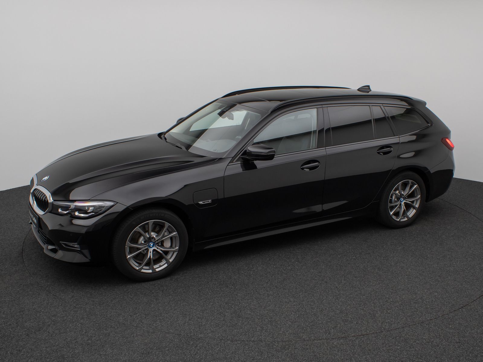 Fahrzeugabbildung BMW 330e xD Sport Line Panorama DAB HiFi Stop&Go AHK