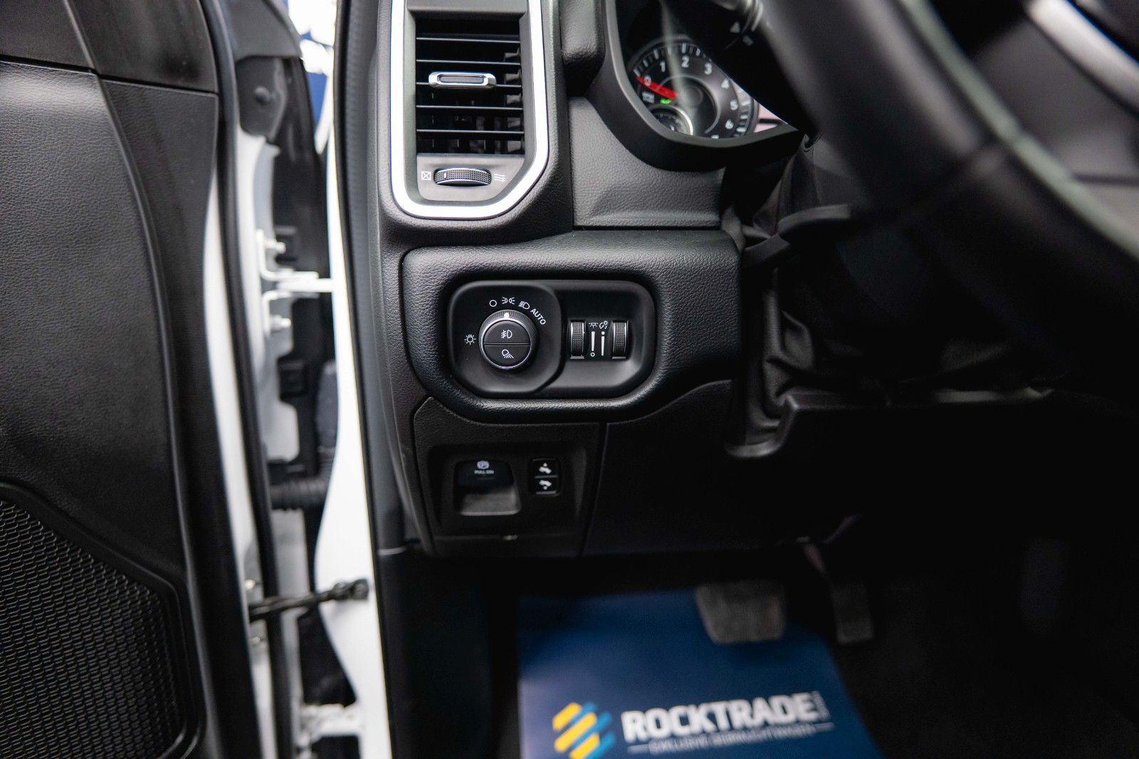 Fahrzeugabbildung Dodge RAM 5.7 V8 HEMI 4x4 OFFROAD Night AXLE LOCK 19%