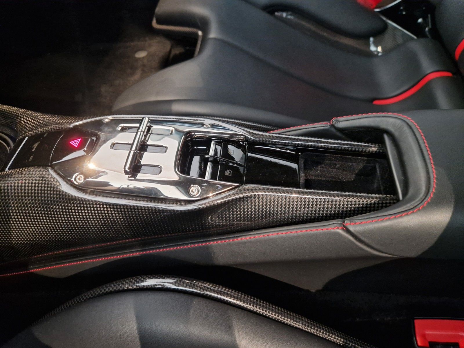 Fahrzeugabbildung Ferrari SF90*Carbon*Lift*dt.Fahrzeug*JBL*Racingsitze*