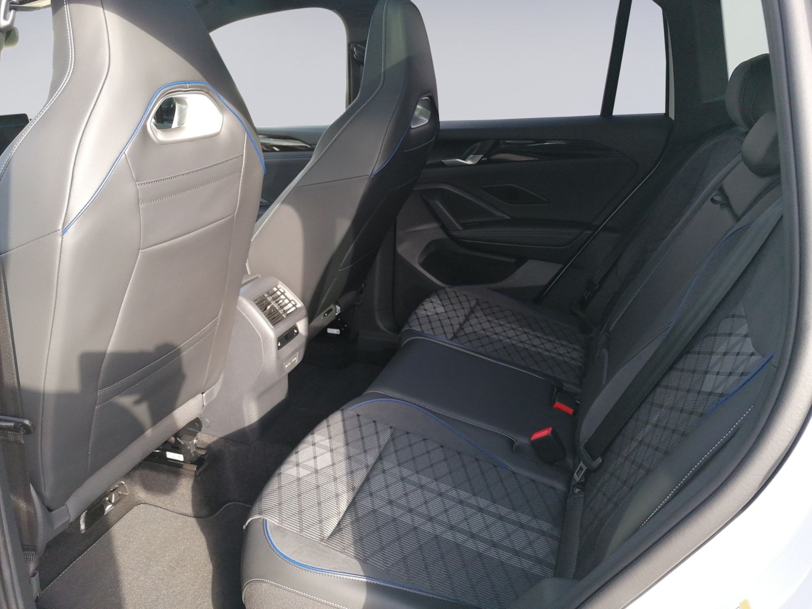 Tiguan 2.0 TDI DSG R-Line AHK+STHZ+PANO+MATRIX+