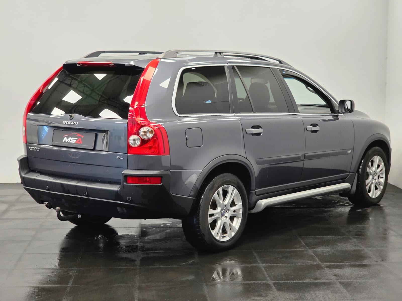 Volvo XC90 D5 Momentum 2.4 5 cyl. 185 ch BVM 4x4 / 172 300 km / Toit ouvrant / Cuir / Distribution neuve / Attelage