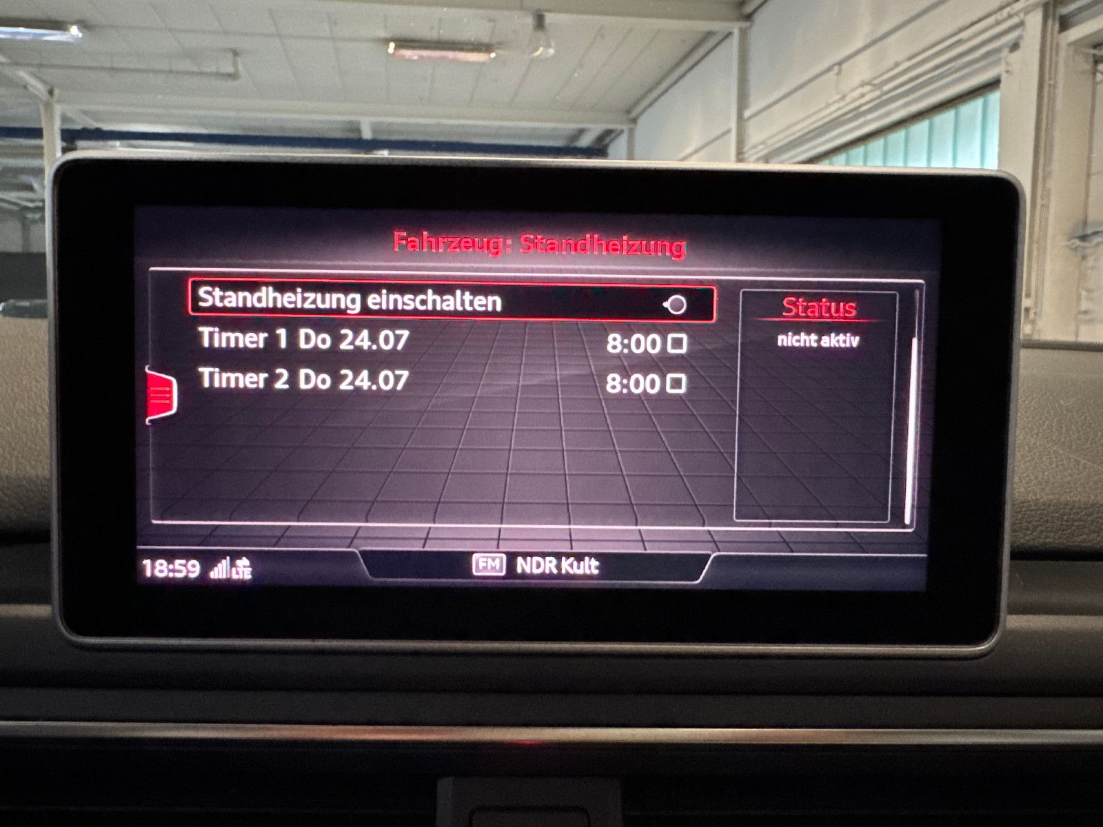 Fahrzeugabbildung Audi A4 Avant DESIGN S-TRONIC PANO STHD AHK LEDER