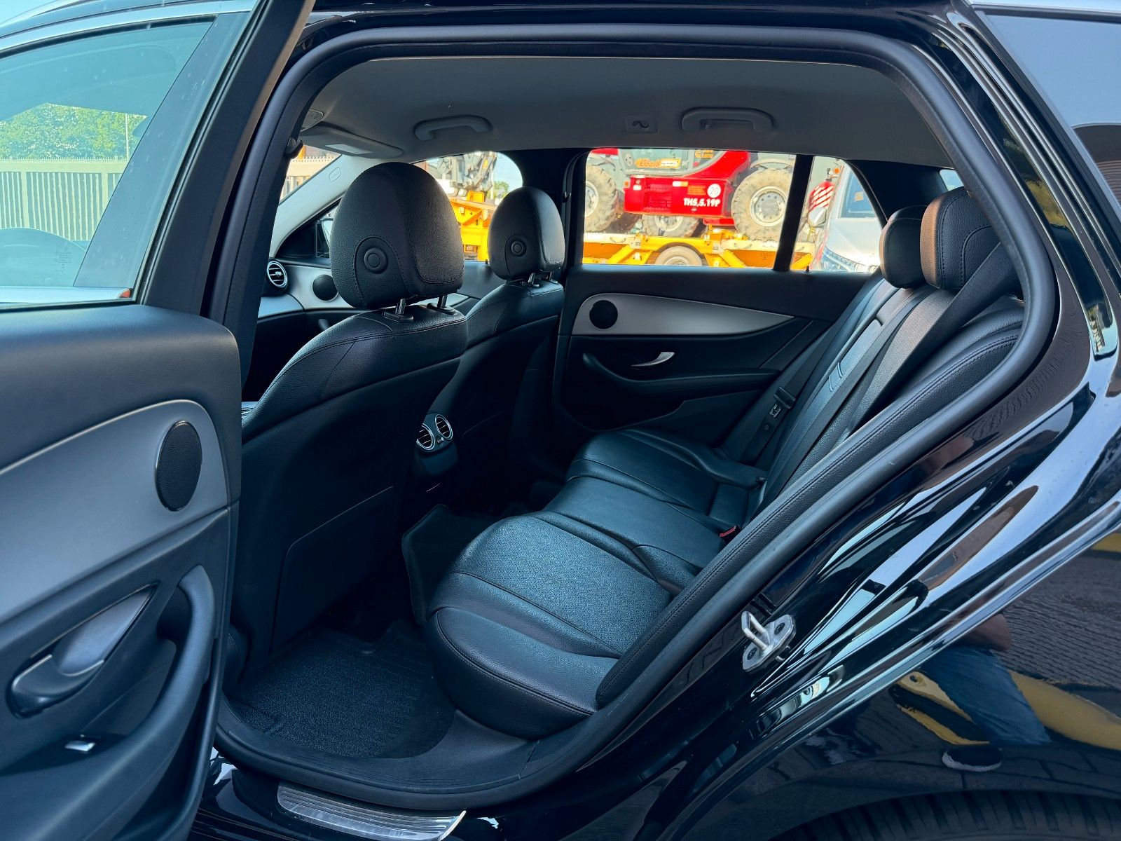Fahrzeugabbildung Mercedes-Benz E 220d T Avantgarde+RKamera+Leder+Taxi