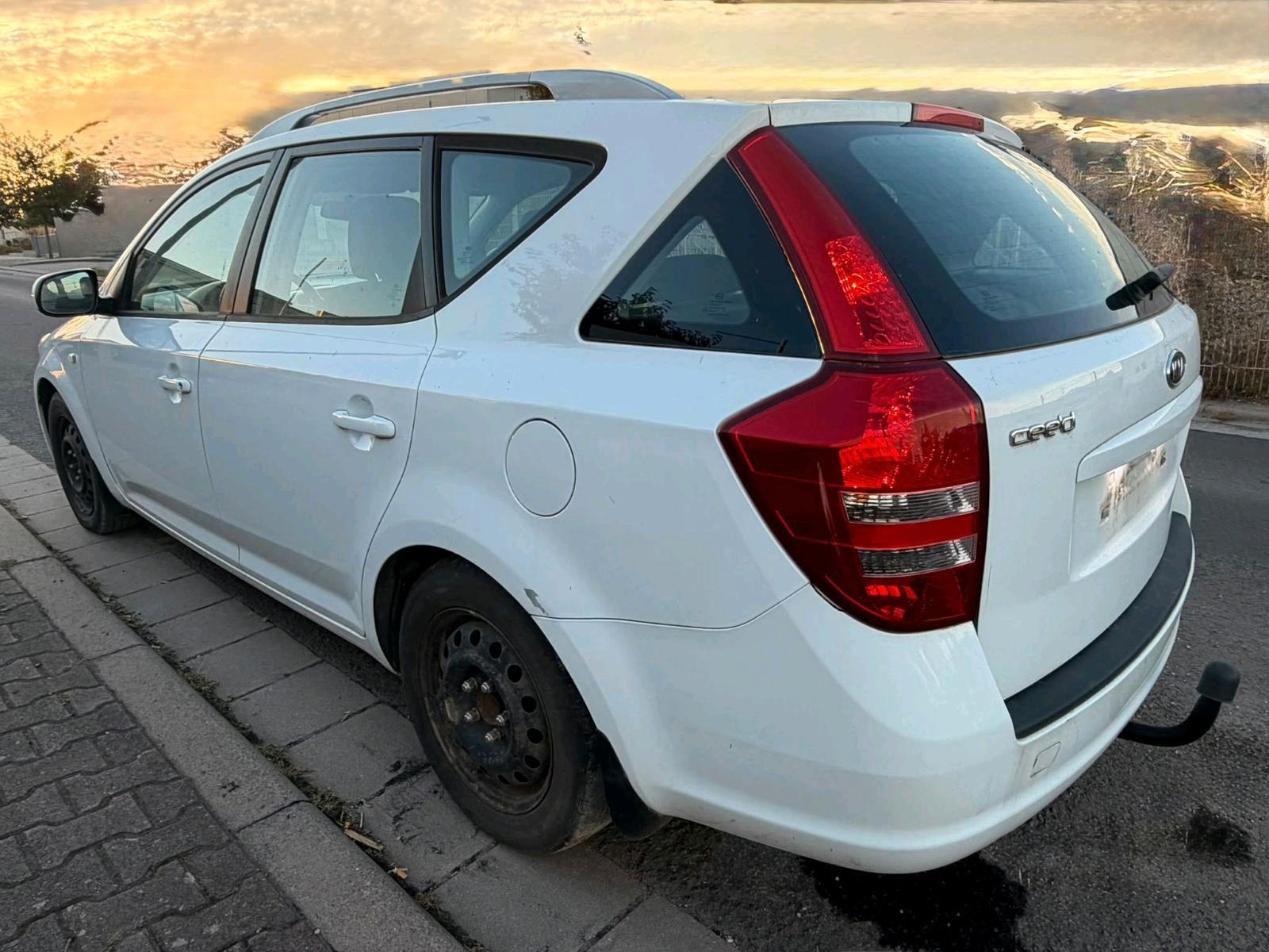 Kia cee'd 2012 — салон