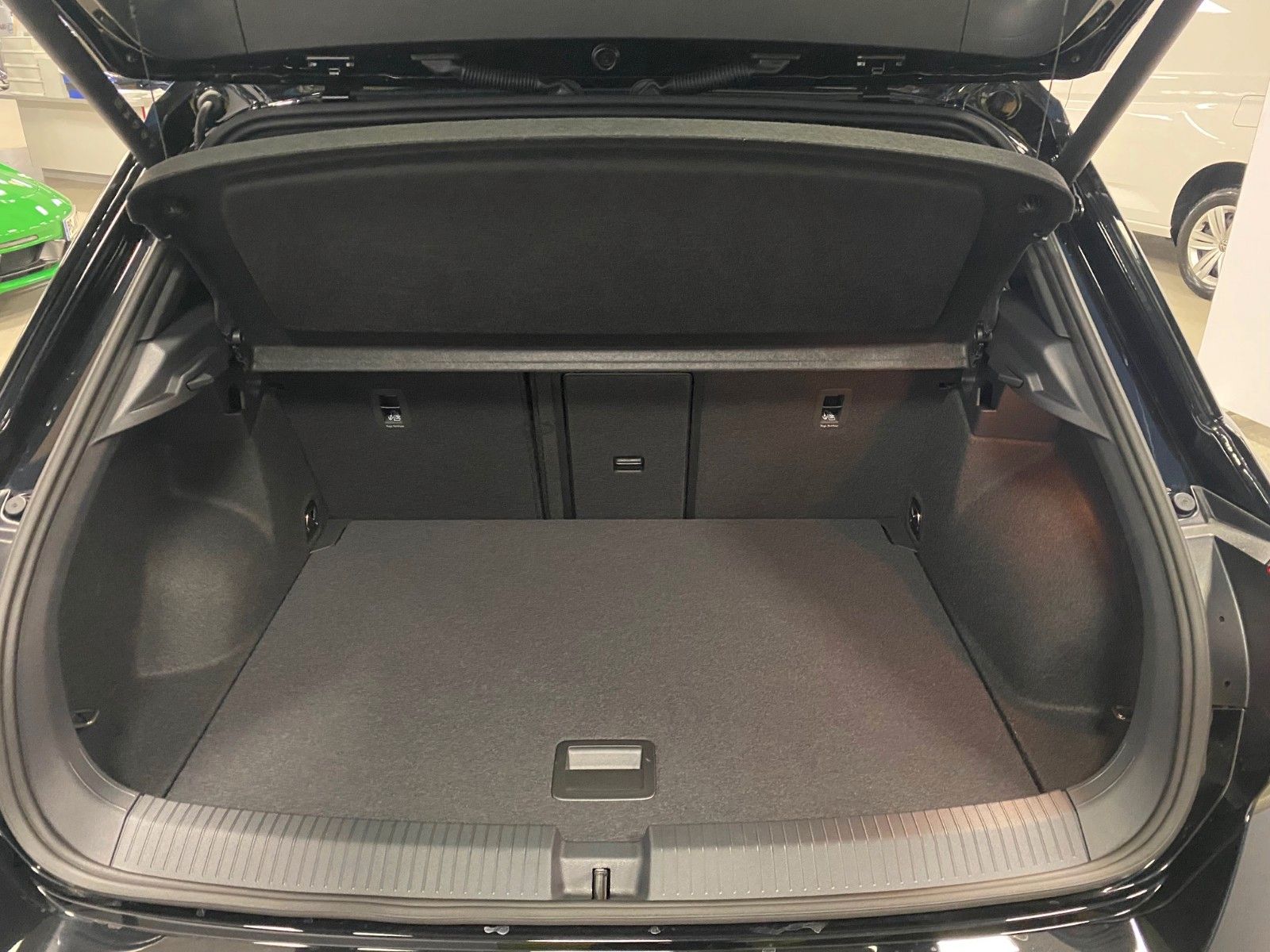 Fahrzeugabbildung Volkswagen T-Roc 2.0 TSI DSG 4MOTION R-Line+AHK+Black Style