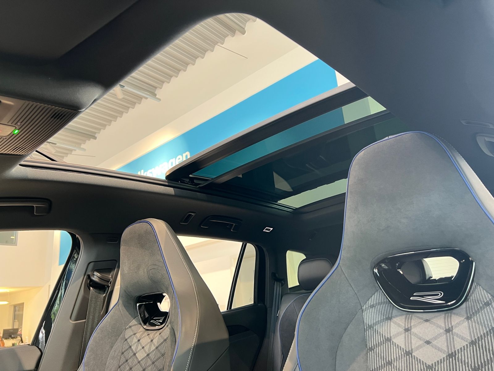 Fahrzeugabbildung Volkswagen Tayron R-Line 1.5 eHybrid DSG *AHK,LM-20",Harman
