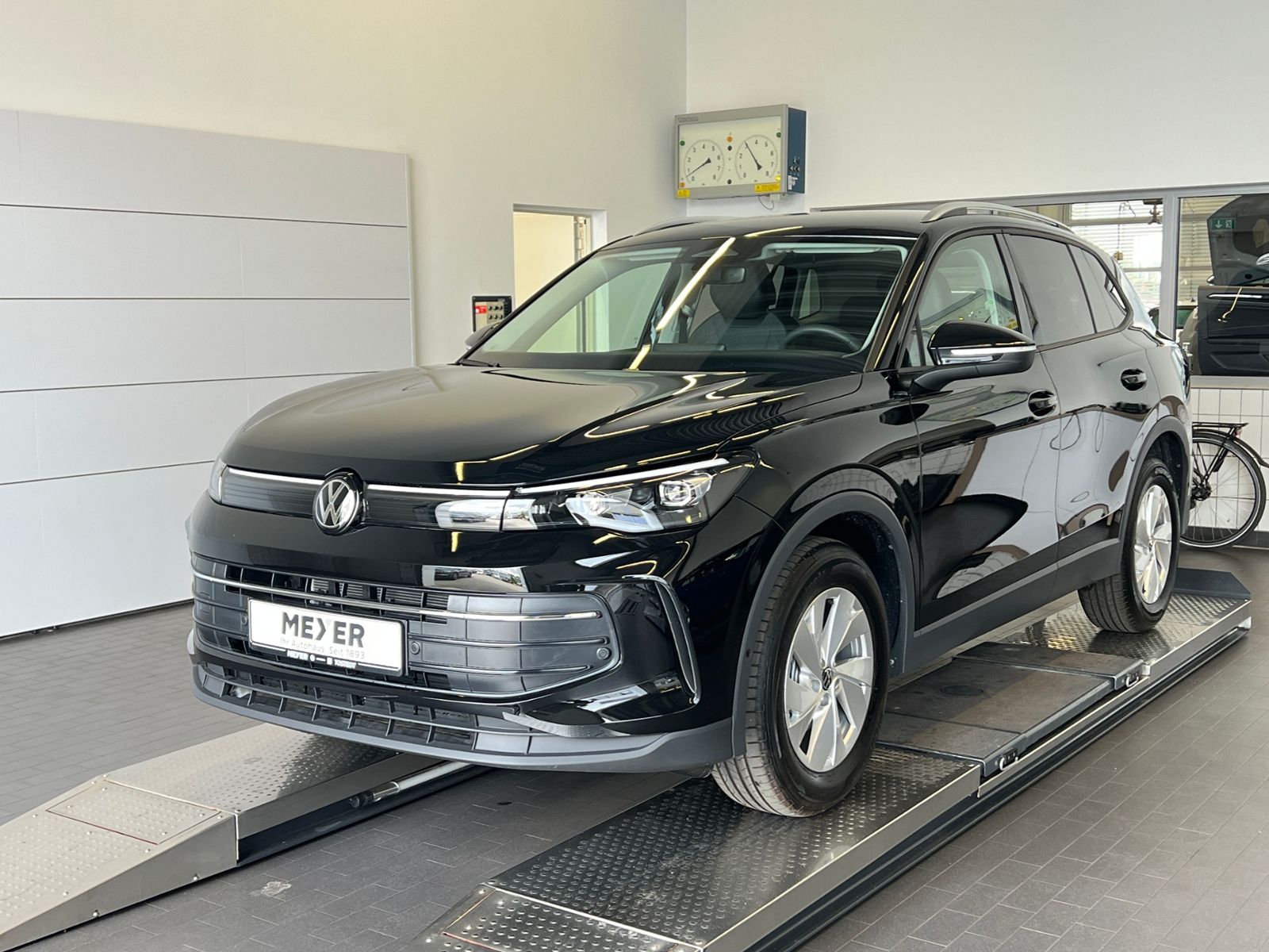 Fahrzeugabbildung Volkswagen Tiguan LIFE 1.5 eTSI DSG *AHK, LED Plus, Kamera,