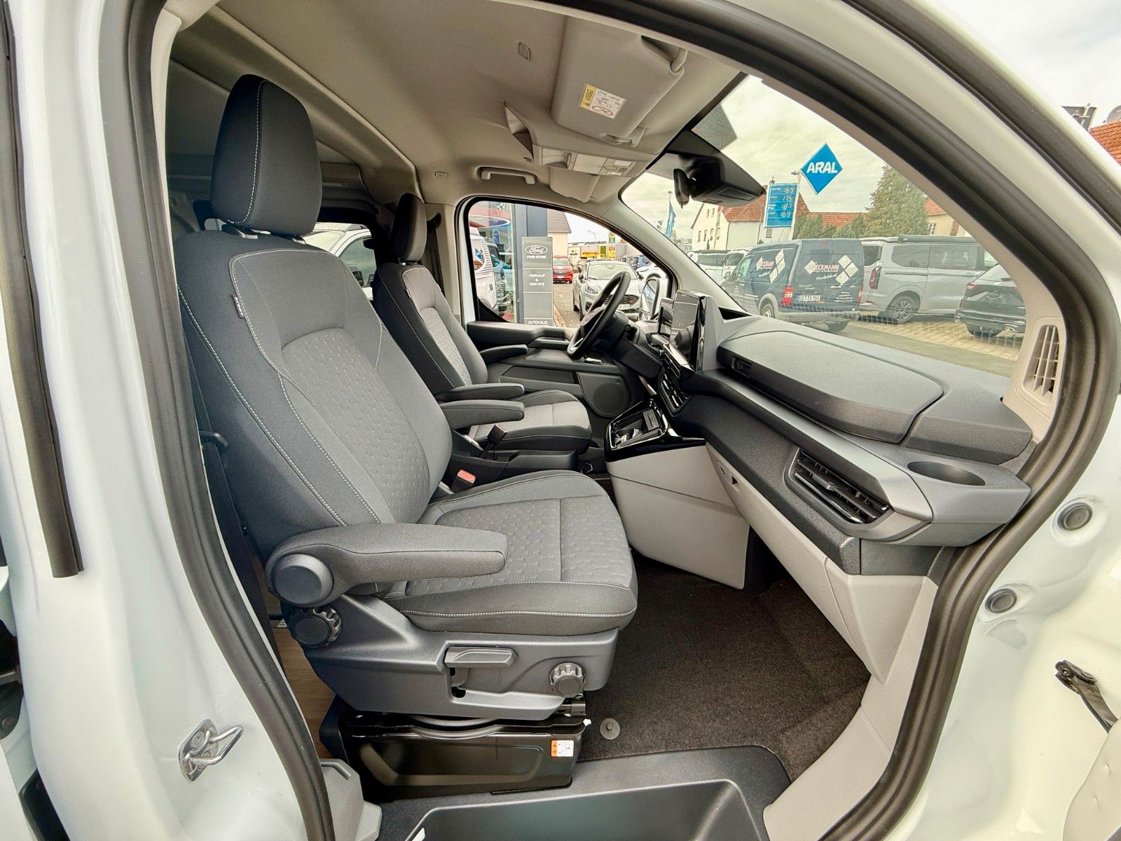 Vehicle image Ford Nugget L1 Coast | New model V710