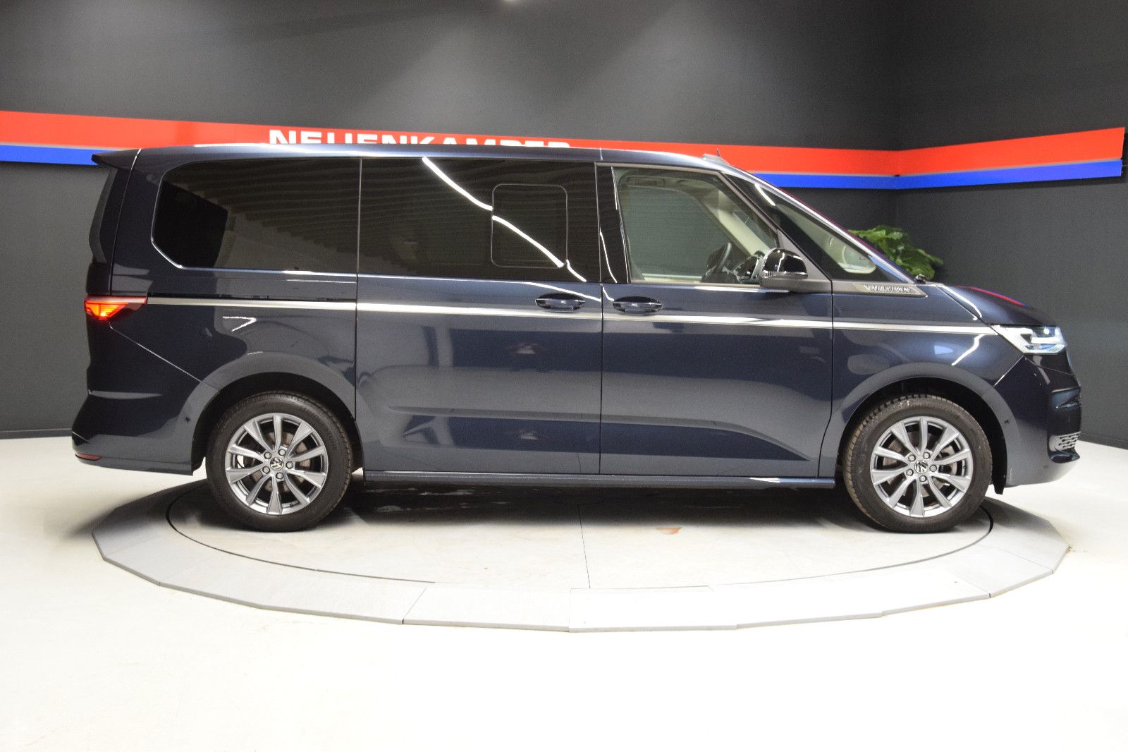 Fahrzeugabbildung Volkswagen T7 Multivan lang HUD ACC HK  Ambi. Matrix 7 Sitz