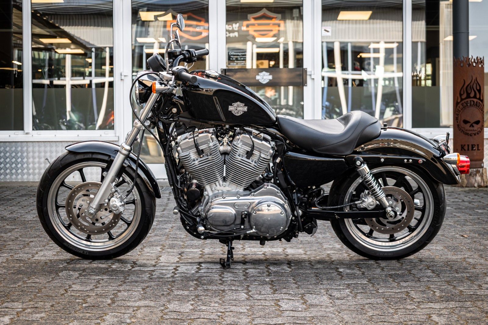 Fahrzeugabbildung Harley-Davidson XL883L SUPERLOW SPORTSTER - VIVID BLACK