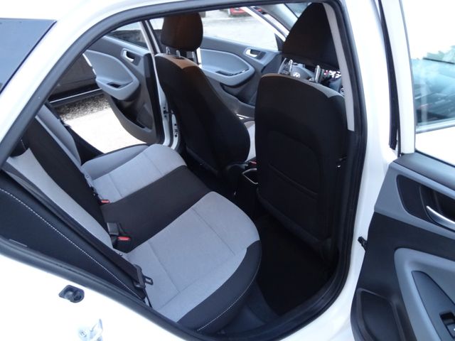 Fahrzeugabbildung Hyundai i20 Sport/OZ-Felgen/Navi/Kamera/SitzH/