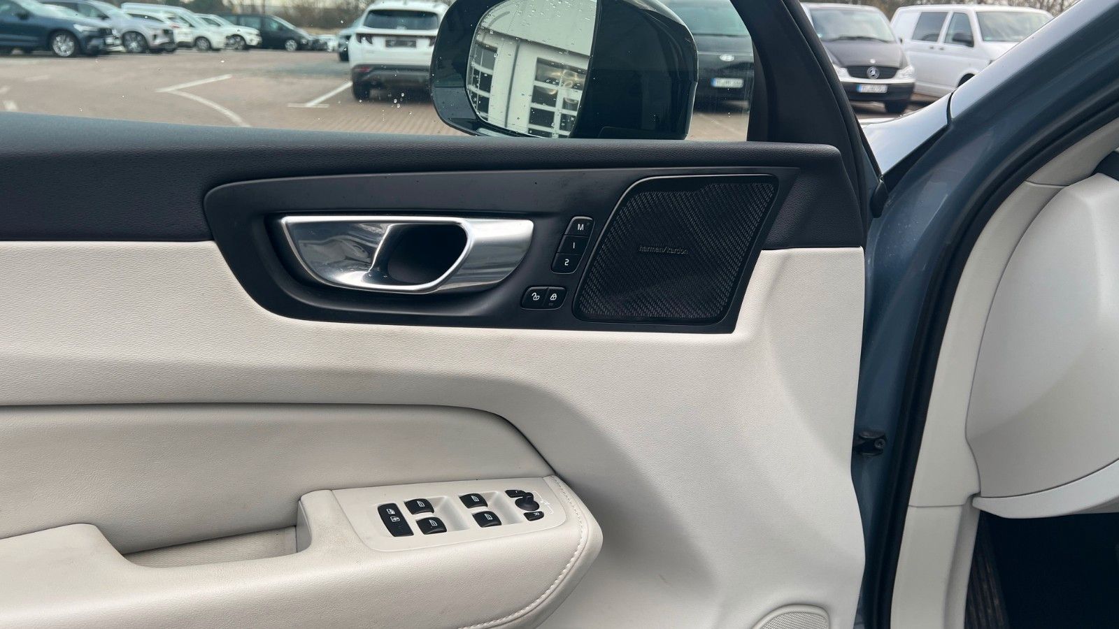 Fahrzeugabbildung Volvo XC60 B5 D Ultimate Dark AWD*360°*AHK*HUD*LUFT*