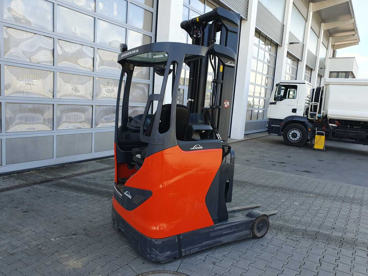 Fahrzeugabbildung Linde R12B-01 / nur 2.394h! / Hubhöhe: 6m / 2015