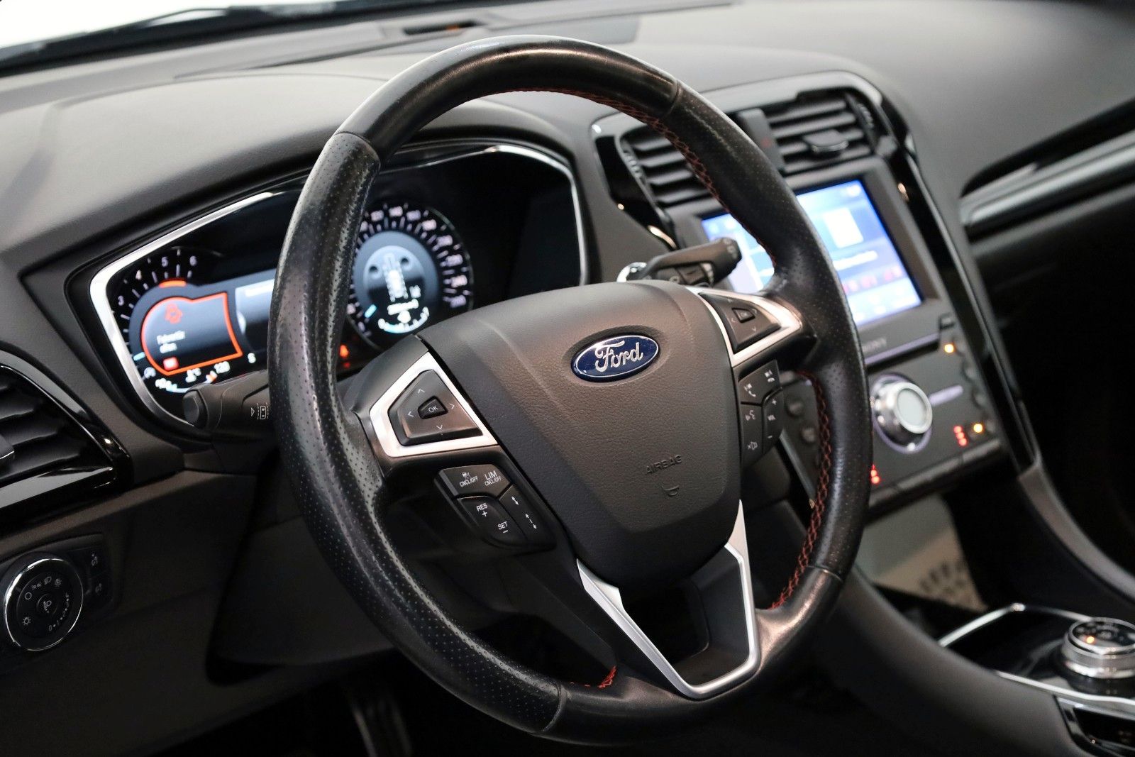 Fahrzeugabbildung Ford Mondeo Turnier ST-Line Leder,Navi,Panorama,AHK