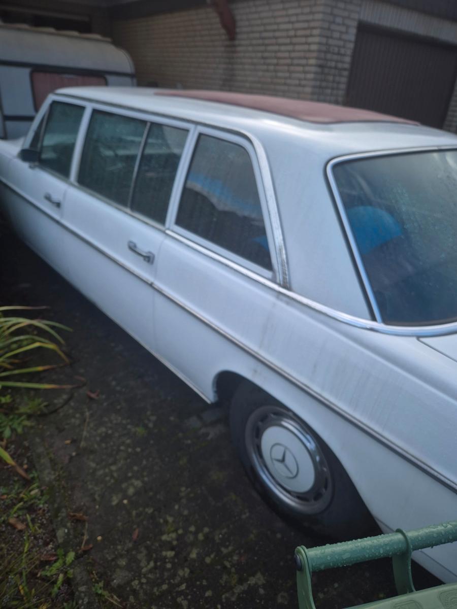 Mercedes-Benz 230