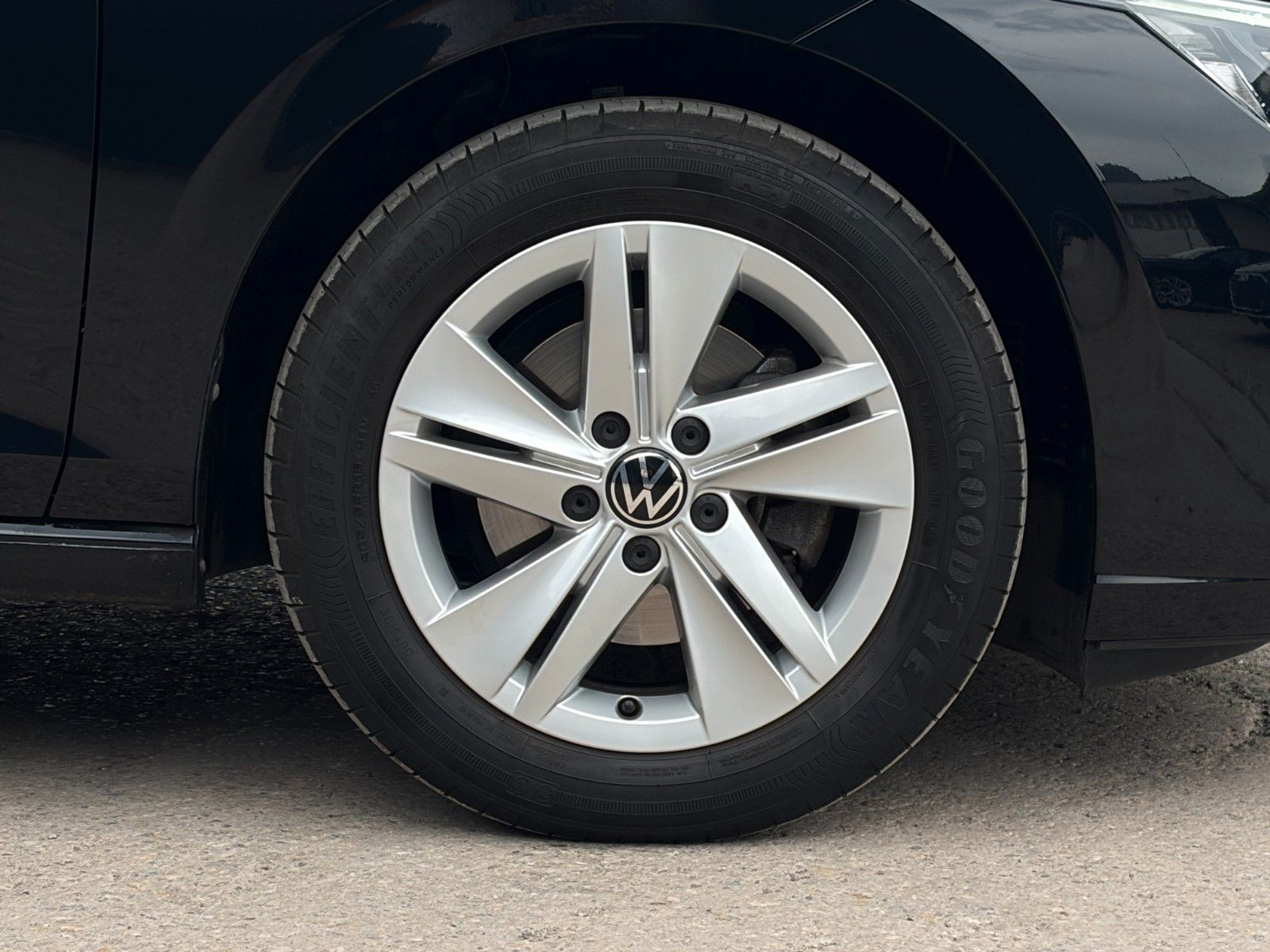 Fahrzeugabbildung Volkswagen Golf VIII Life 1.5 TSI ACC PDC NAV LHZ 3Z-KLIMA
