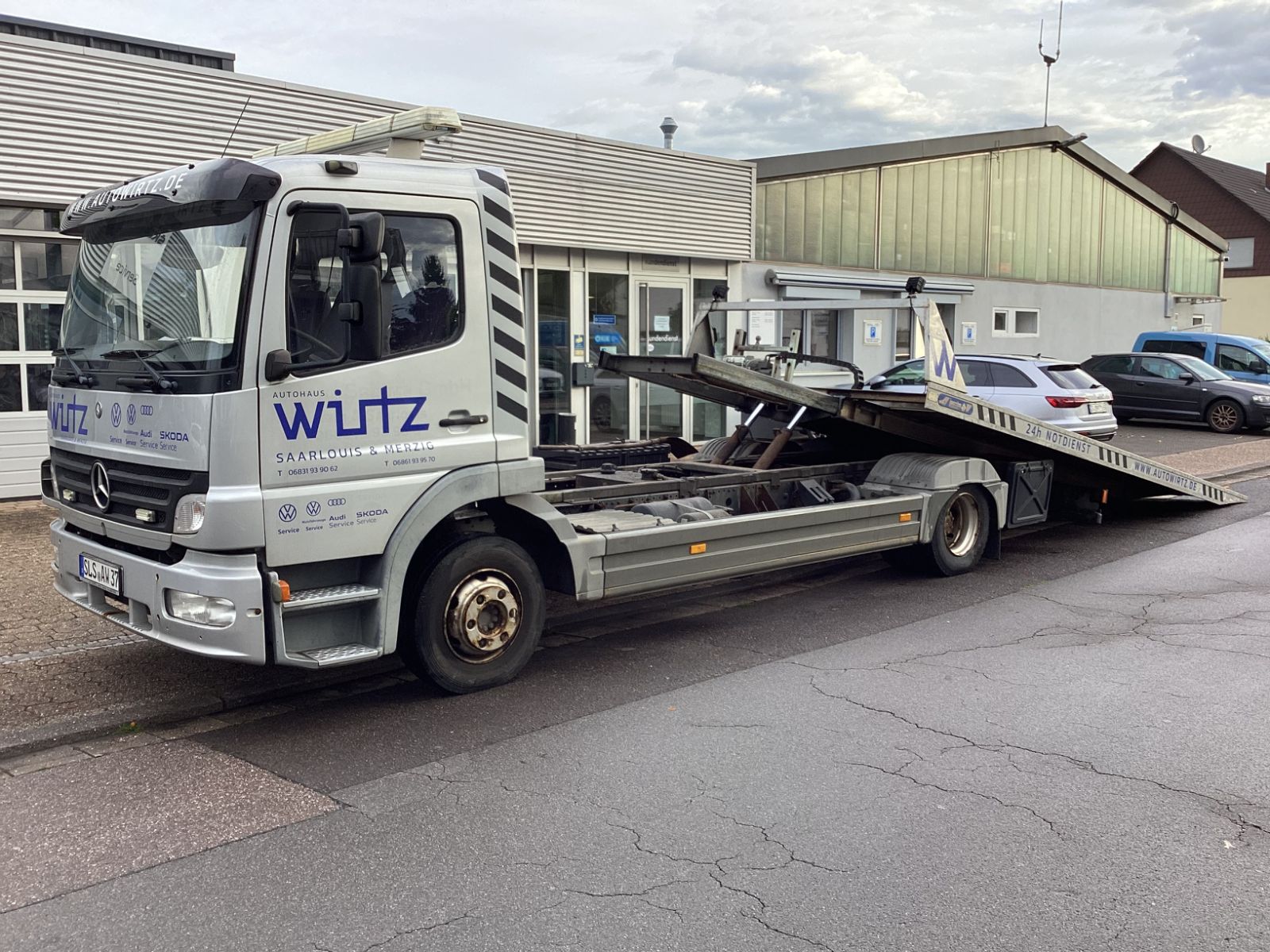 Fahrzeugabbildung Mercedes-Benz Atego 823 mit Plateau