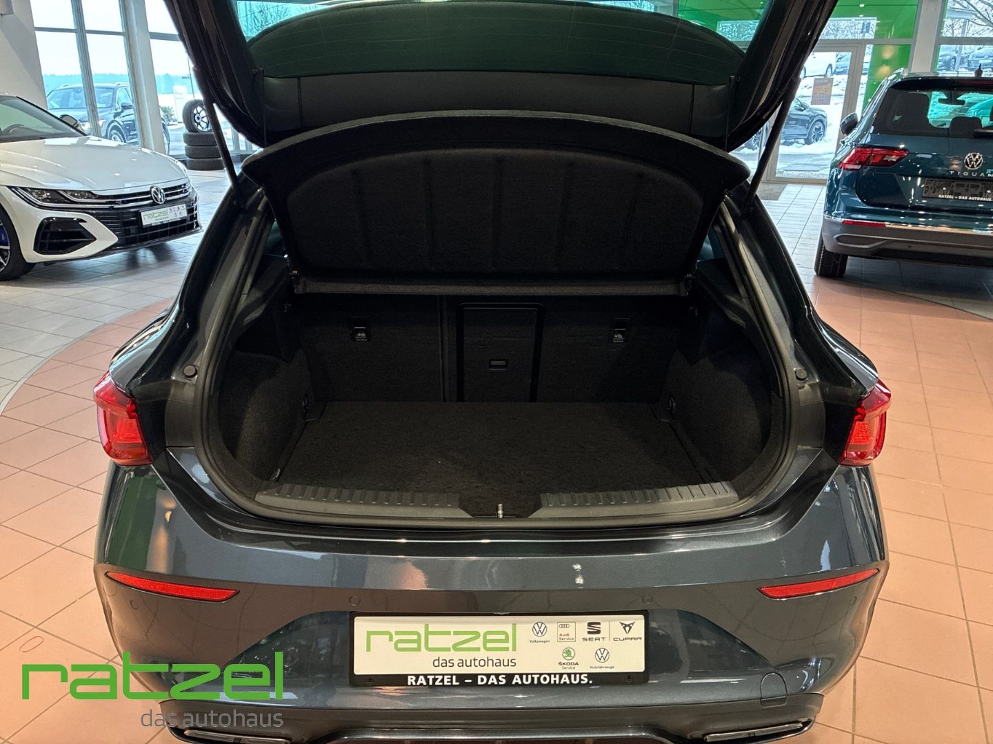 Fahrzeugabbildung CUPRA Leon Cupra 1.5 eTSI Navi Kamera Matrix LED panod