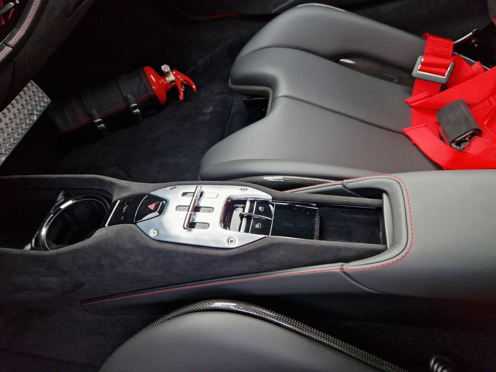 Fahrzeugabbildung Ferrari SF90 Stradale*Lift*Carbon*Racing-Sitze*4-Punkt*