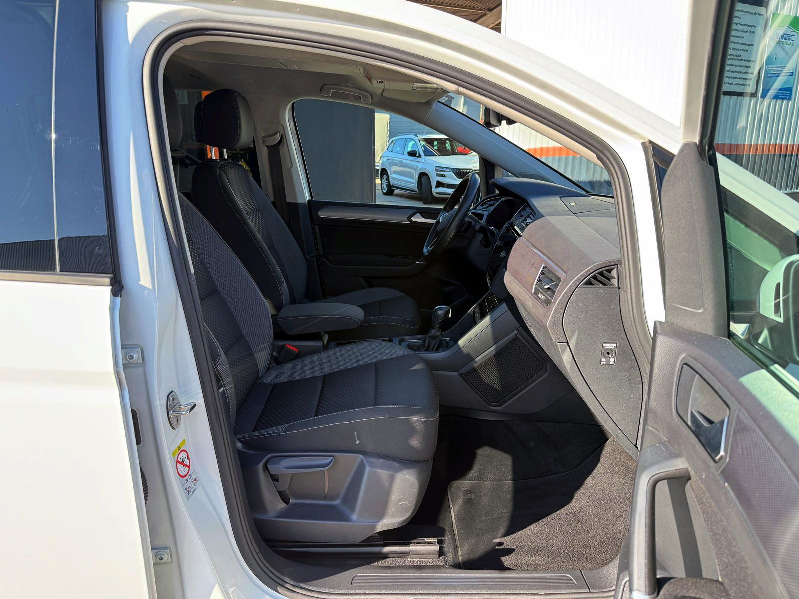 Fahrzeugabbildung Volkswagen Touran 1.5 TSI Active DSG ACC PDC KAM NAVI LED