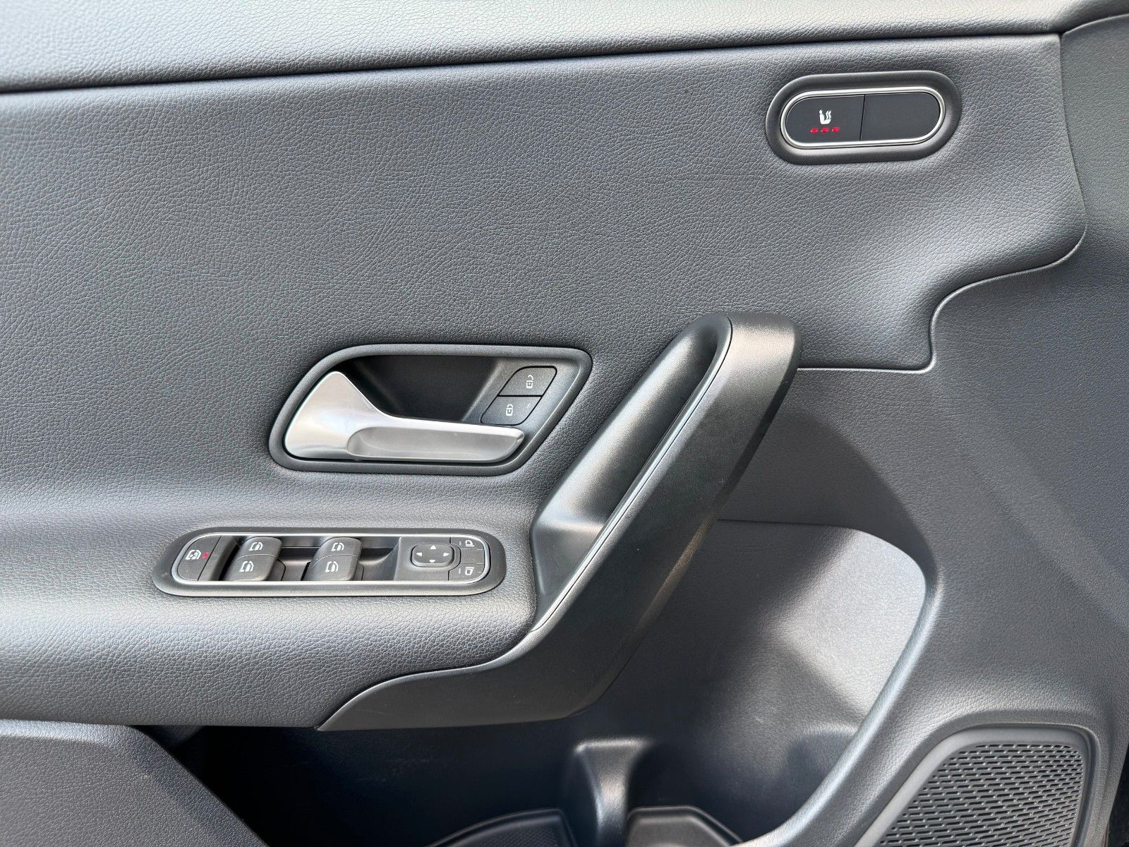 Fahrzeugabbildung Mercedes-Benz CLA 180 SB Kamera+LED+CarPlay+Spur+DAB