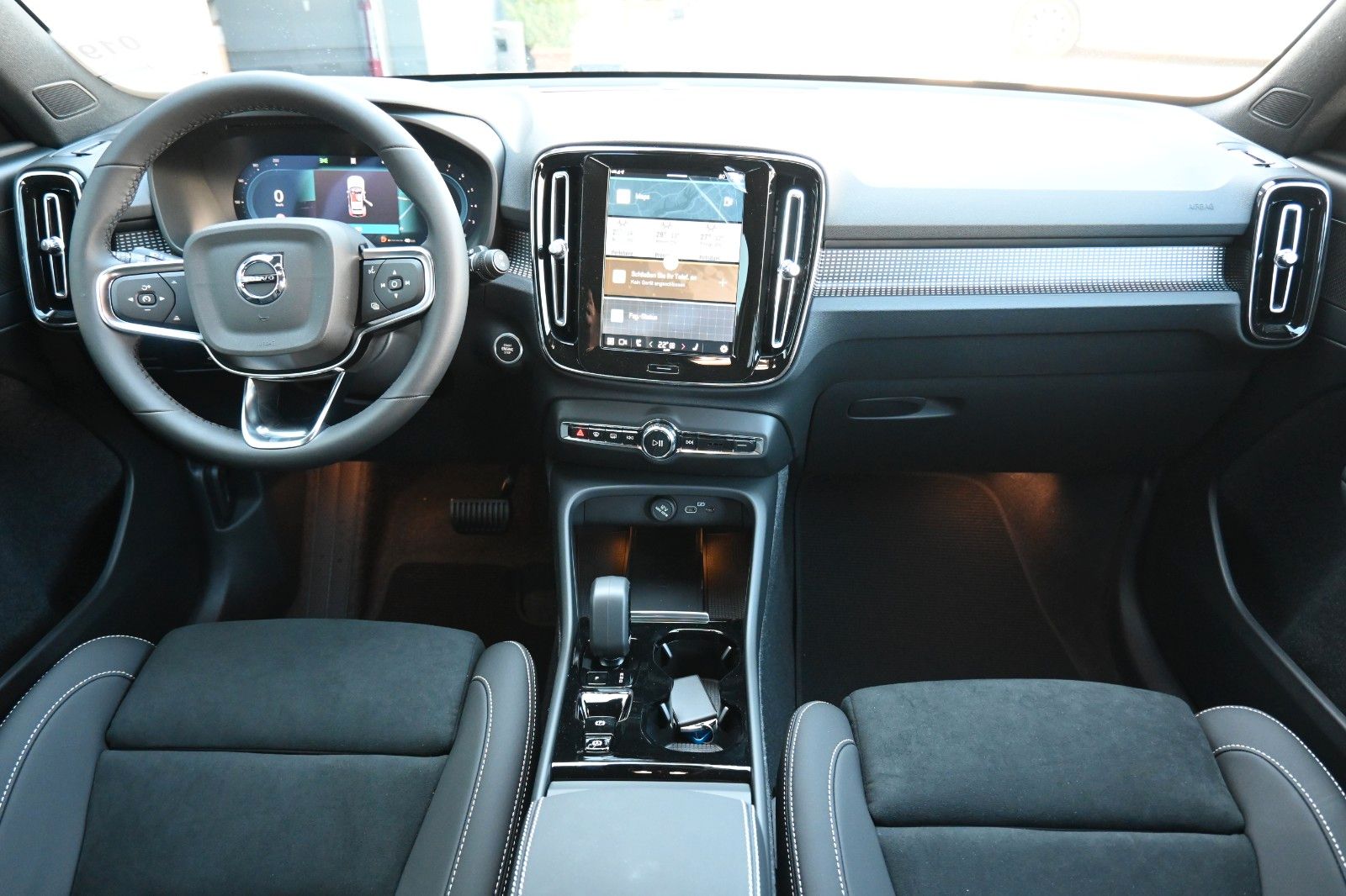 Fahrzeugabbildung Volvo XC40 B4 DKG Plus Dark*FSHZG*360°*ACC*Allwetter