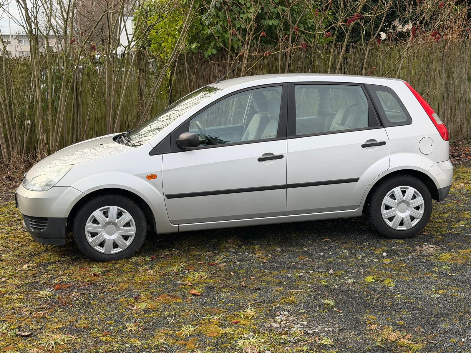 Fahrzeugabbildung Ford FIESTA AMBIENTE 1.3*TÜV NEU*AHK*KLIMA*8-FACH*