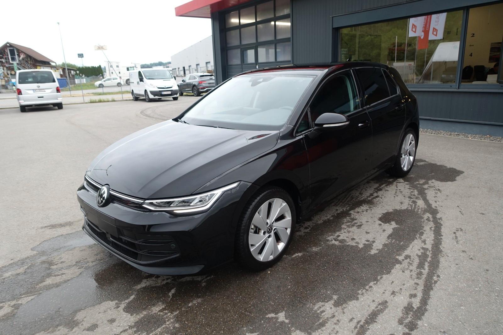 Volkswagen Golf VIII Lim. 1.5 TSI Life EXP € 15990.--