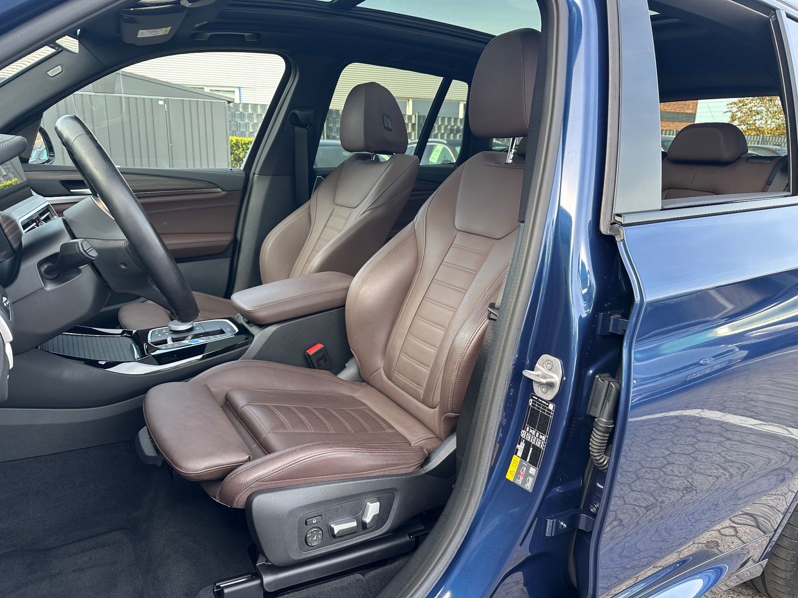 Fahrzeugabbildung BMW iX3 Impressive M-Sport NAV+LED+PANO+AHK+HUD+20ZO
