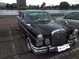 Mercedes-Benz 220 - Mercedes-Benz 220 mit Benzin-Antrieb: Leder