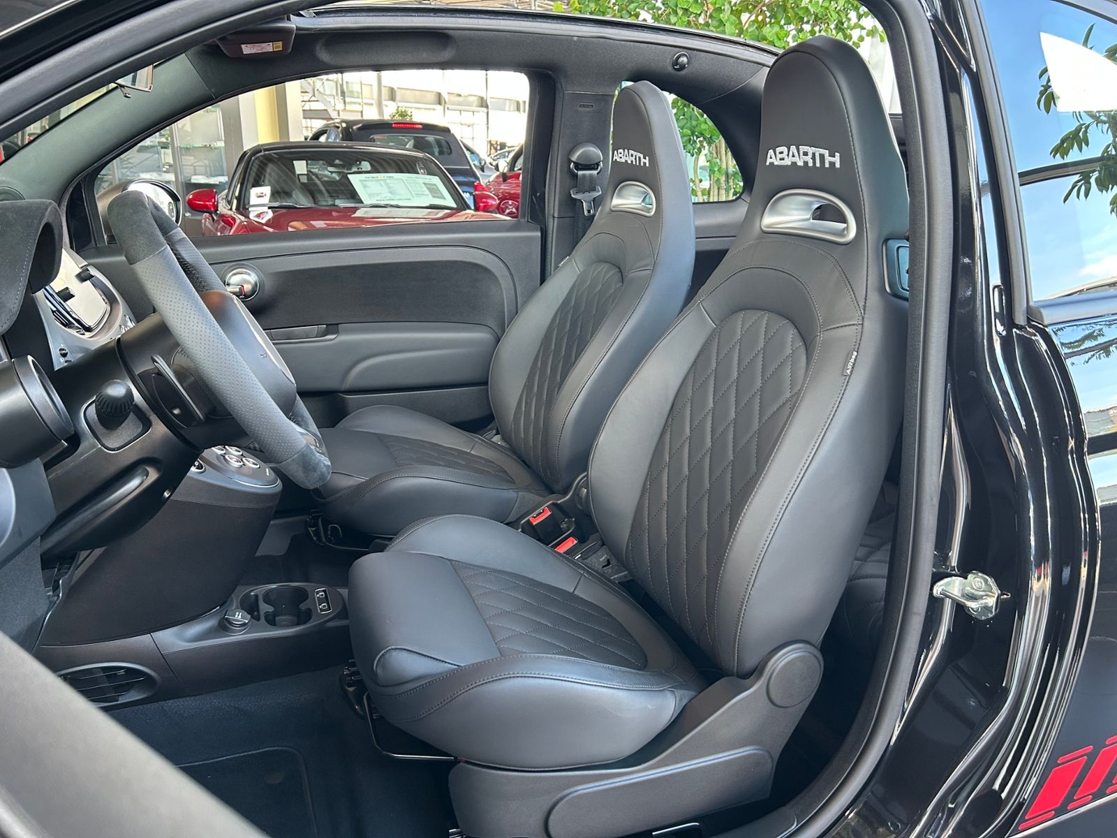 Fahrzeugabbildung Abarth 695C Cabrio Aut. LEDER CARPLAY PDC ALU