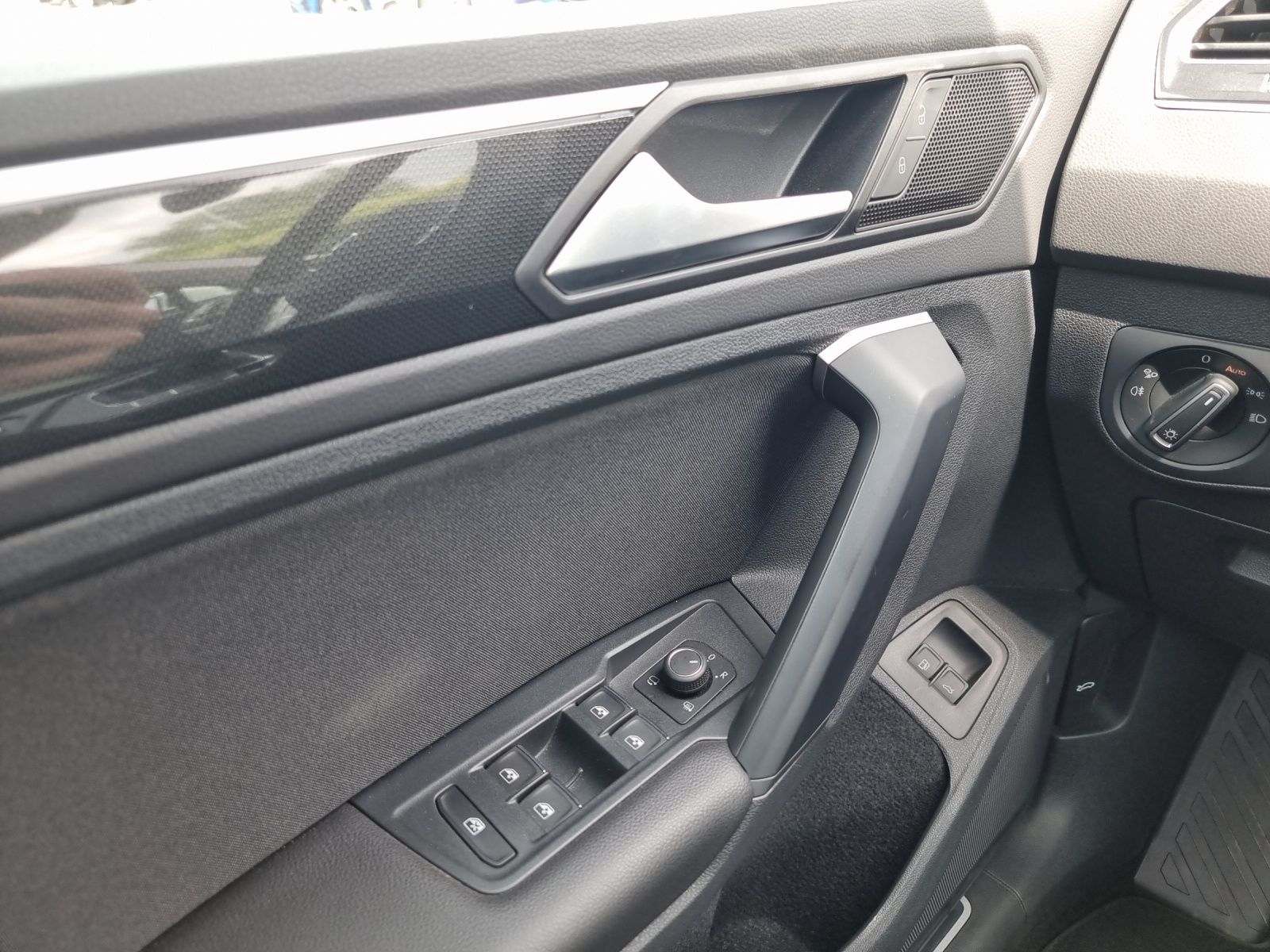 Fahrzeugabbildung Volkswagen Tiguan Elegance eHybrid DSG IQ.Light ACC 18" AHK