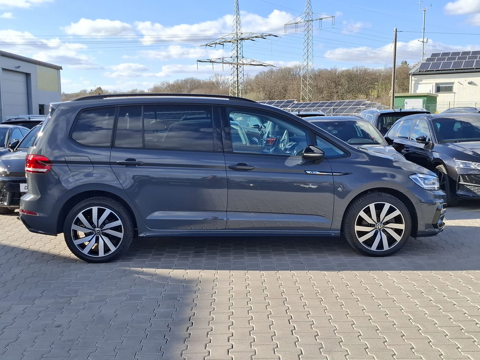 Fahrzeugabbildung Volkswagen Touran 2.0 DSG R-Line High BLACK Pano 7Si IQ AHK