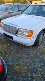 Mercedes-Benz E 230 Oldtimer  - weiße Mercedes-Benz E 230