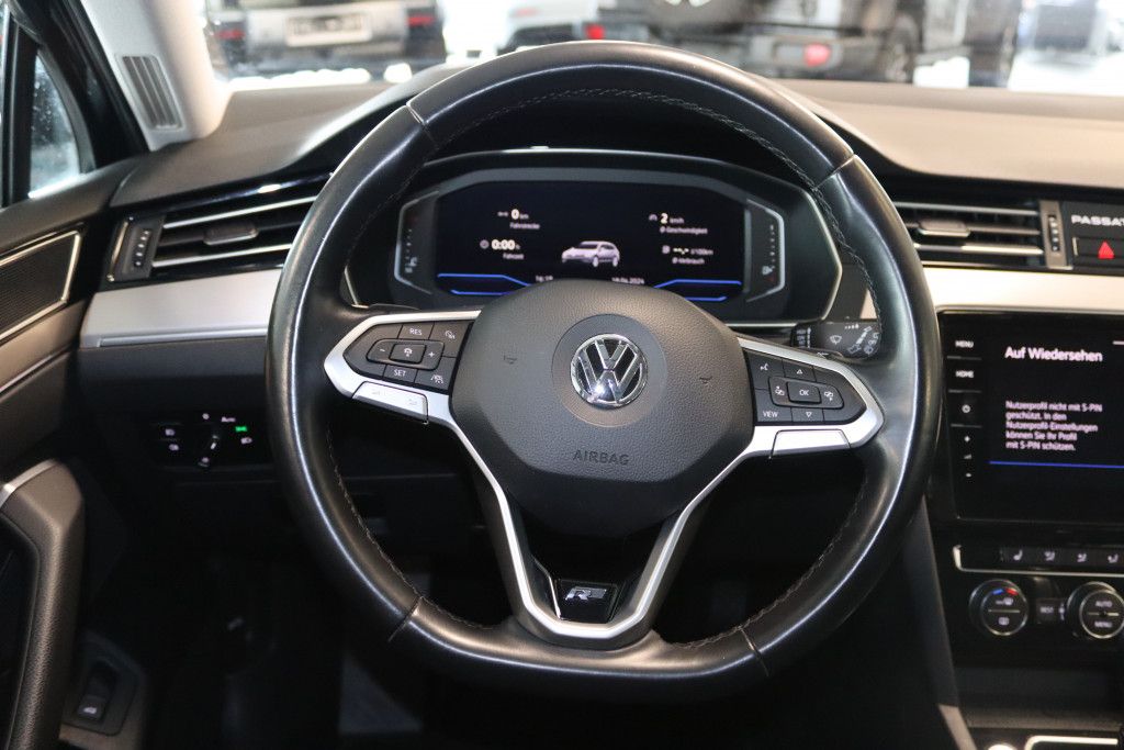 Fahrzeugabbildung Volkswagen Passat 2.0 TDI 4M R Line-NAV-IQ-Virtual-Pano-AHK
