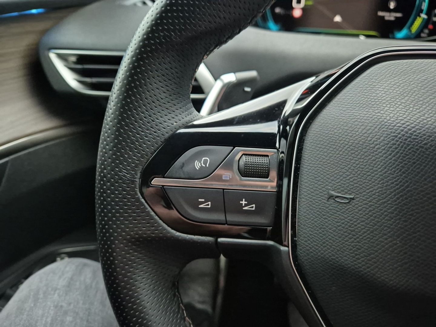 Fahrzeugabbildung Peugeot 3008 Hybrid 225 GT El. Panodach Navi Leder Digit