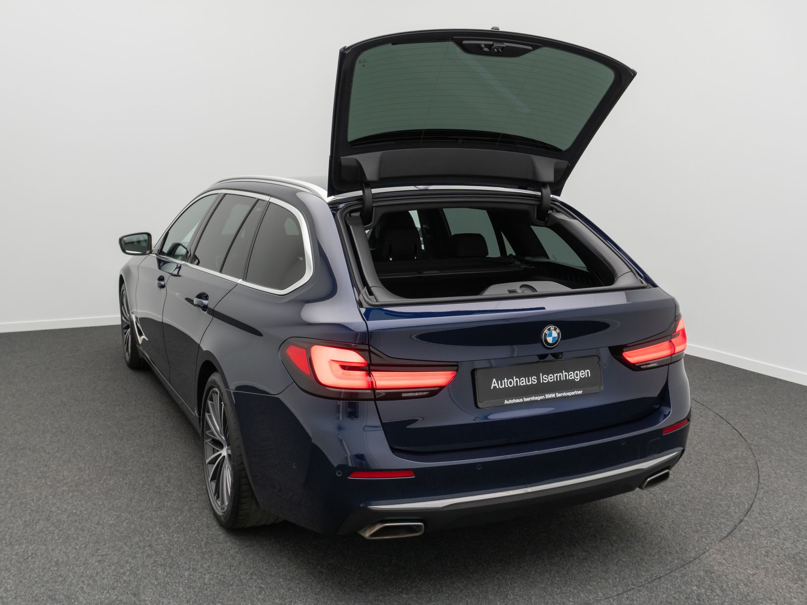 Fahrzeugabbildung BMW 530d Luxury Line DAB Kamera HUD Leder H/K 19Zoll