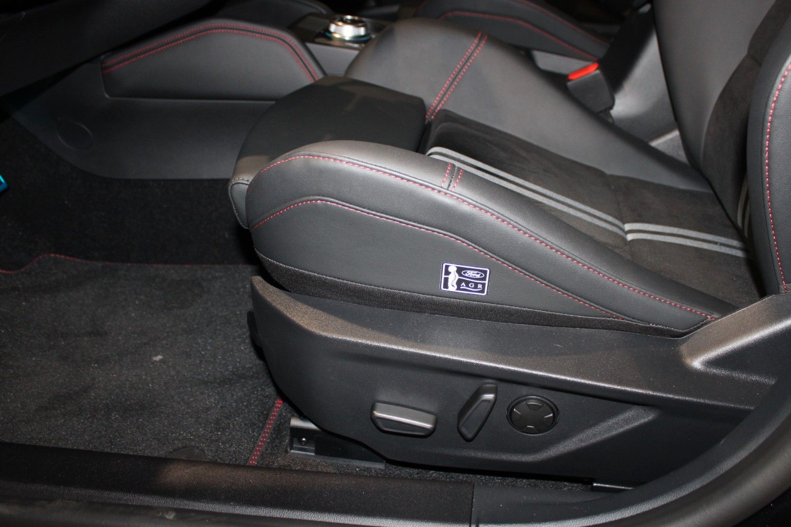 Fahrzeugabbildung Ford Focus ST X Aut. LED Panodach HUD B&O WinterPaket