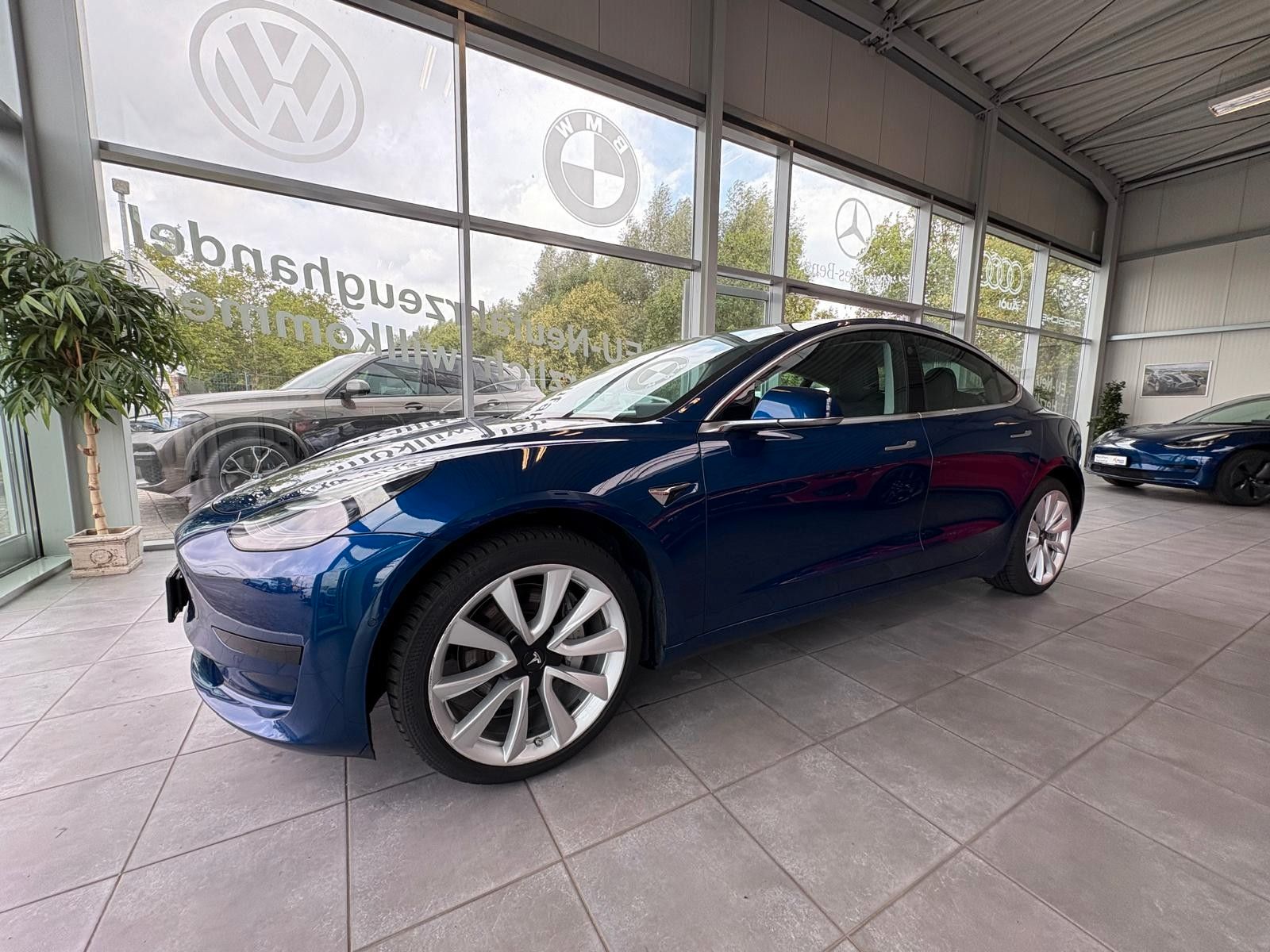 Fahrzeugabbildung Tesla Model 3 Standard Range Plus RWD 60kw