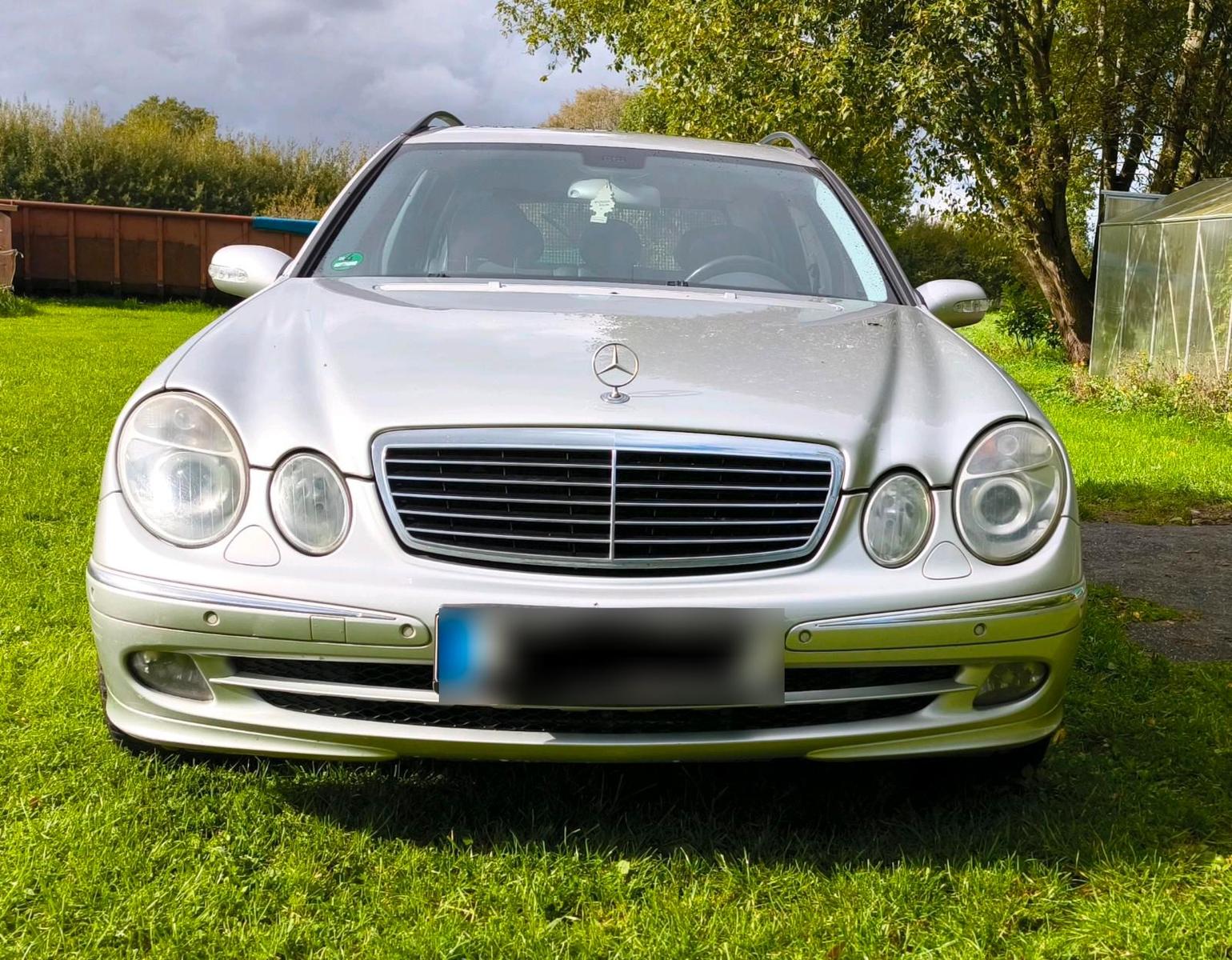 Mercedes-Benz E220 2005 — rear view
