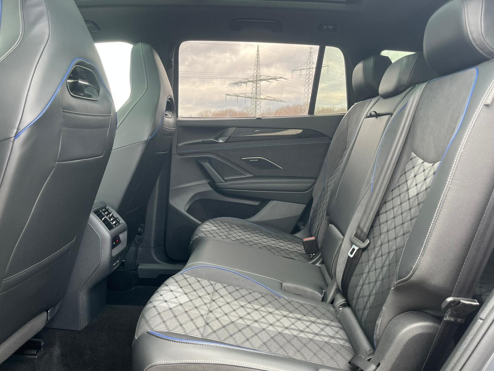 Изображение автомобиля Volkswagen Tayron 2.0 TDI 4M R-Line BLACK*7Si*MATRIX*PANO